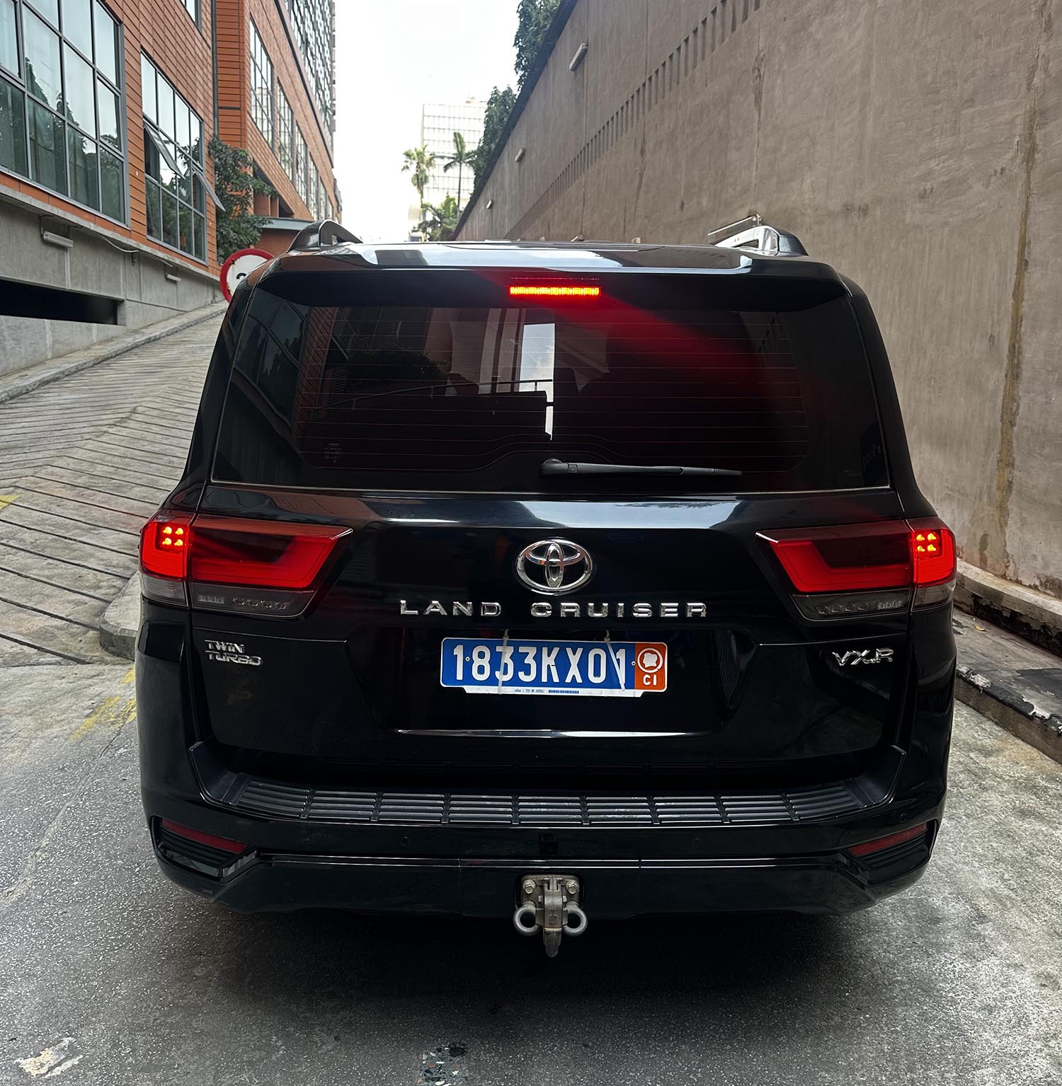 Location de voiture de luxe : TOYOTA Land Cruiser LC300 70th Anniversary Twin Turbo