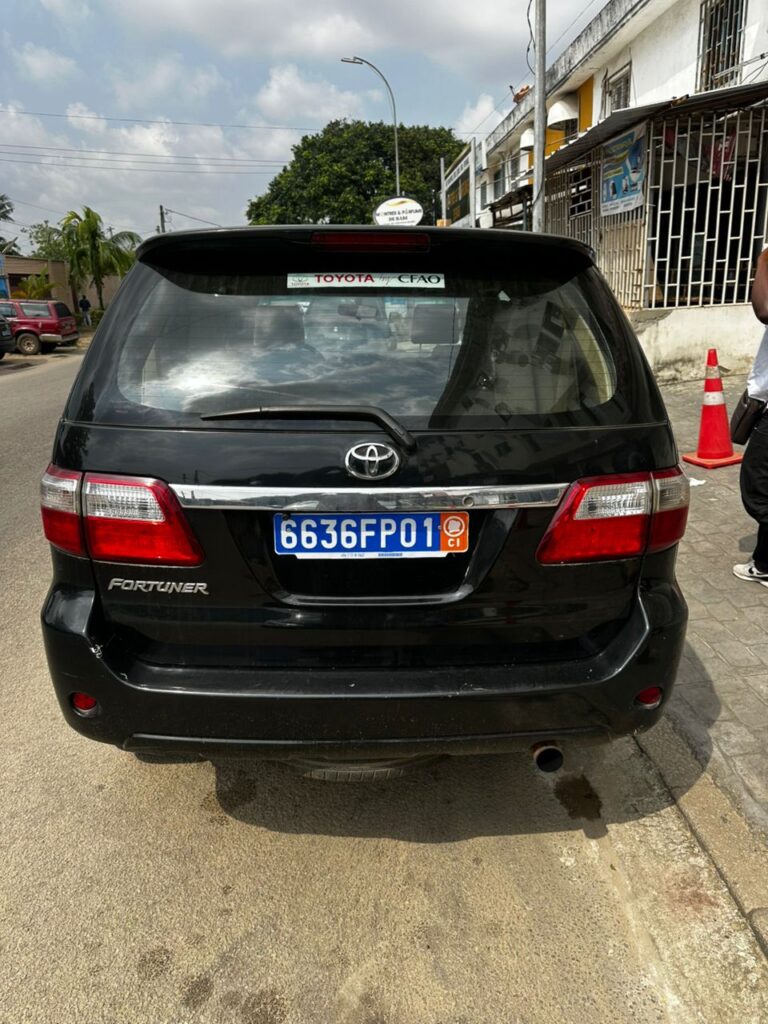 Location Voiture 7 places TOYOTA Fortuner à Abidjan et Intérieur 4