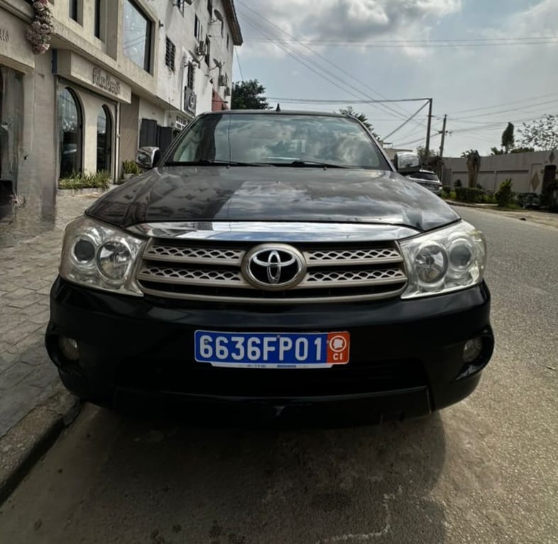 Location Voiture 7 places TOYOTA Fortuner à Abidjan et Intérieur